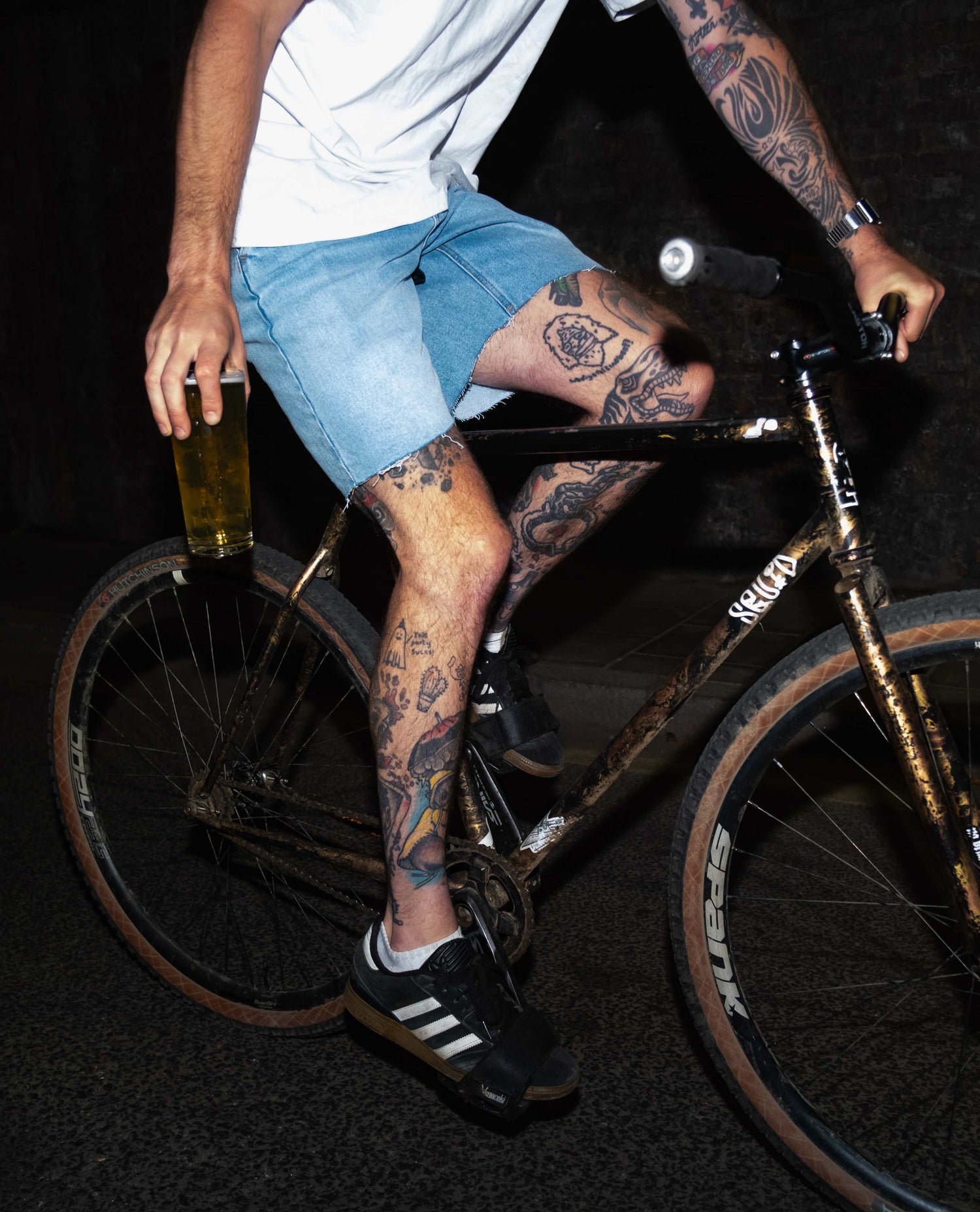 Riding a fixie with a beer in jorts