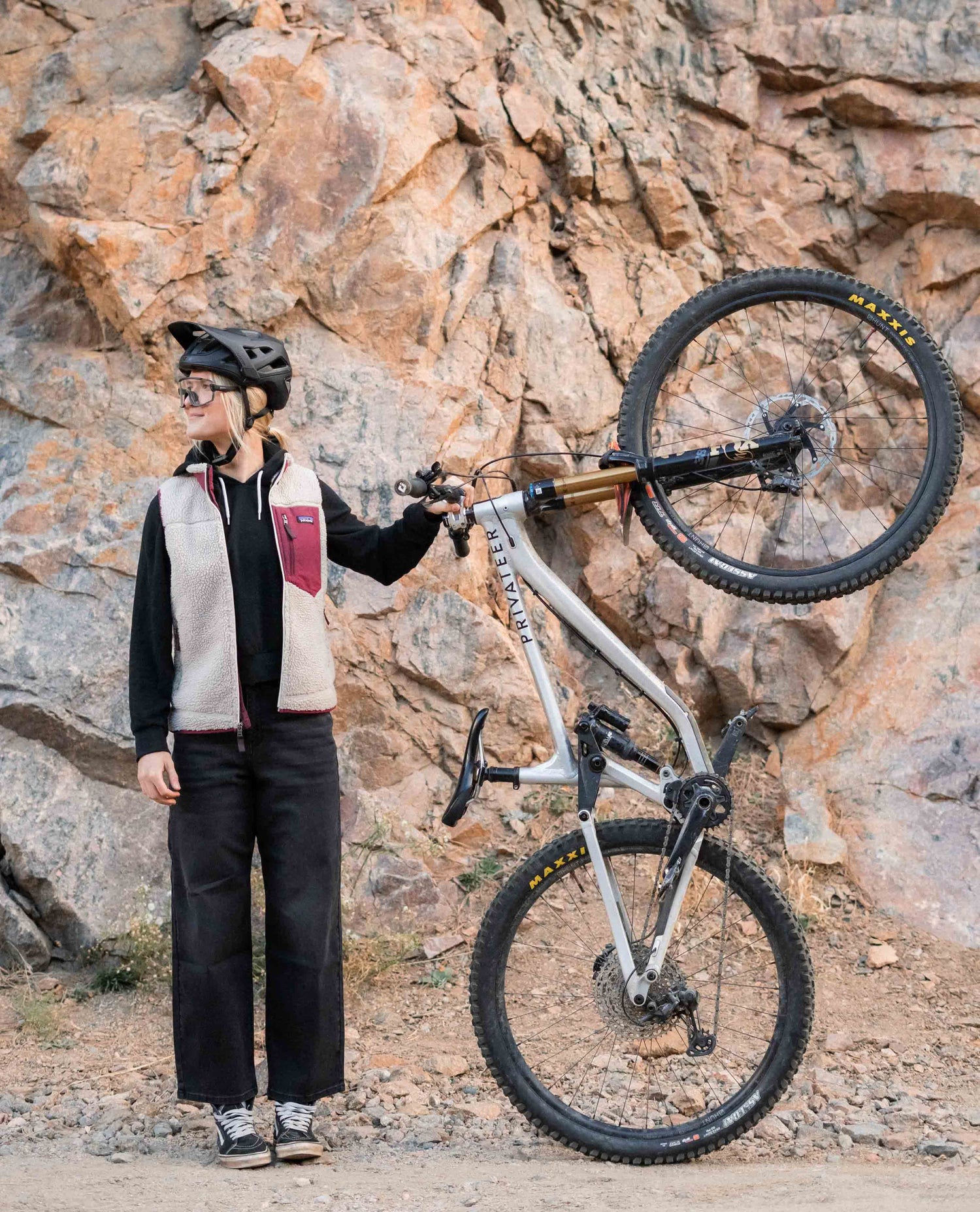 Woman standing with her mountain bike in Ripton Superlite jeans. 