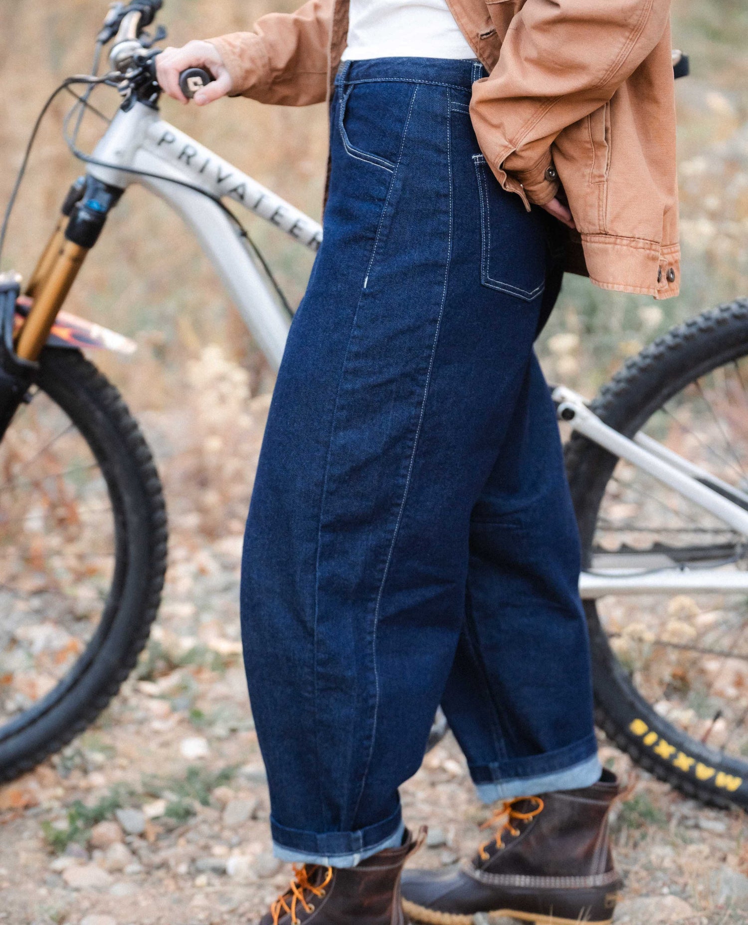 Woman standing with her mountain bike in her Ripton Tuxedo Jantalones.