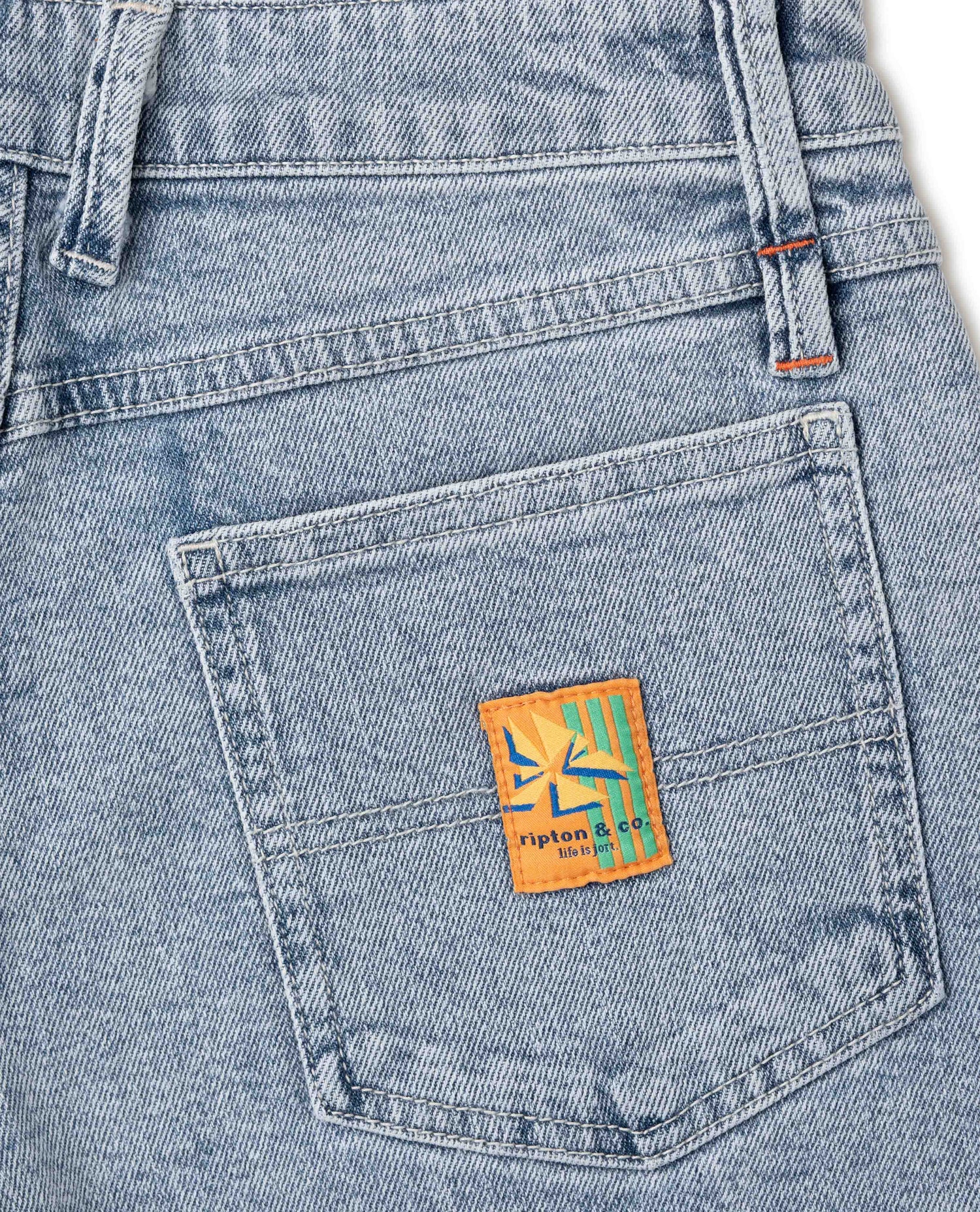 Women's jorts lite wash in studio detail